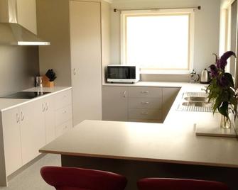 The Crays Accommodation - Strahan - Kitchen