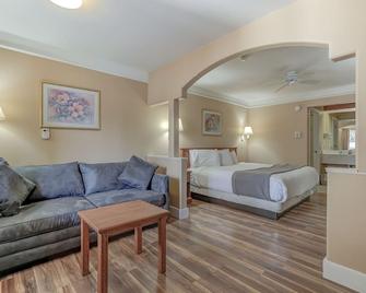 Shasta Pines Motel & Suites - Burney - Slaapkamer