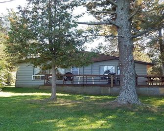 Sugar Shack- Rustic Waterfront 3 Bedroom Cottage - Milford - Building