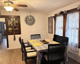 3-bedroom Farmhouse in the countryside in French Lick! - French Lick - Dining room
