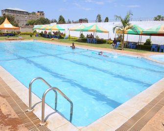 Hotel Lillies - Ruiru - Piscina