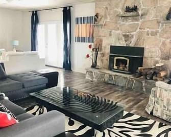 Huge lakefront room, pool, hottub, sauna #10 - Severn Bridge - Living room