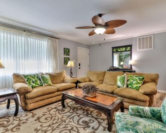 Beautiful 4 bedroom 2 full bathroom close to everything! - Champaign - Living room