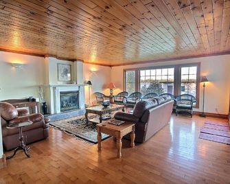 Spacious, Family-Friendly Cottage on Lake Muskoka - Gravenhurst - Living room