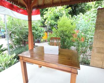 OYO 92756 Kos Moncok - Матарам - Патіо