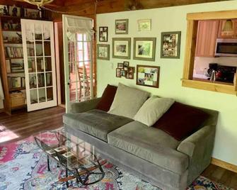 Lacy's Camp, Chalet in amazing Lincoln Pond with WiFi - Elizabethtown - Living room