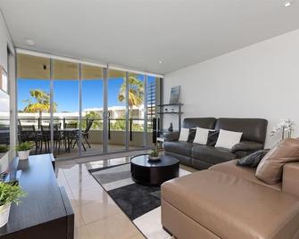 Cotton Beach 2 Bedroom Apartment w/ Private Rooftop - Tweed Heads - Living room