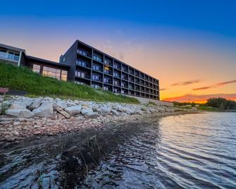 Terrace Bay Hotel - Gladstone - Building