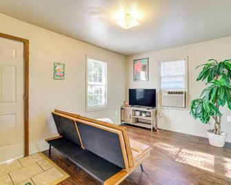 1 Mi to Town: Colorful & Cozy Home in Miami! - Miami - Soggiorno
