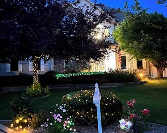 Two bedroom in an upscale residence. Pet friendly on a case by case basis. - Great Falls - Outdoors view