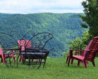 Cozy home with beautiful mountain view, close to all New River Gorge attractions - Беклі - Патіо