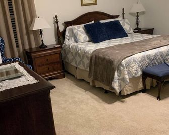 Charming 4-bedroom home with WiFi, AC , deck and firepit in delightful Montross - Montross - Bedroom