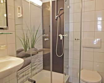 Art-Hotel Erlangen - ארלנגן - חדר רחצה