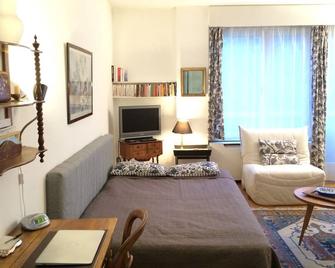 Studio flat in a peaceful area with free car park and public transportation - Geneva - Living room