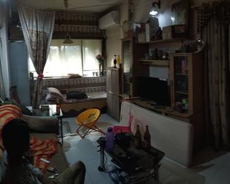 Air conditioned, fully furnished 1RK, ideal for 2-3 persons. - Mumbai - Ruang tamu
