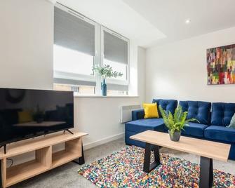 Bright 1 Bedroom Central Rotherham Apartment - Rotherham - Living room