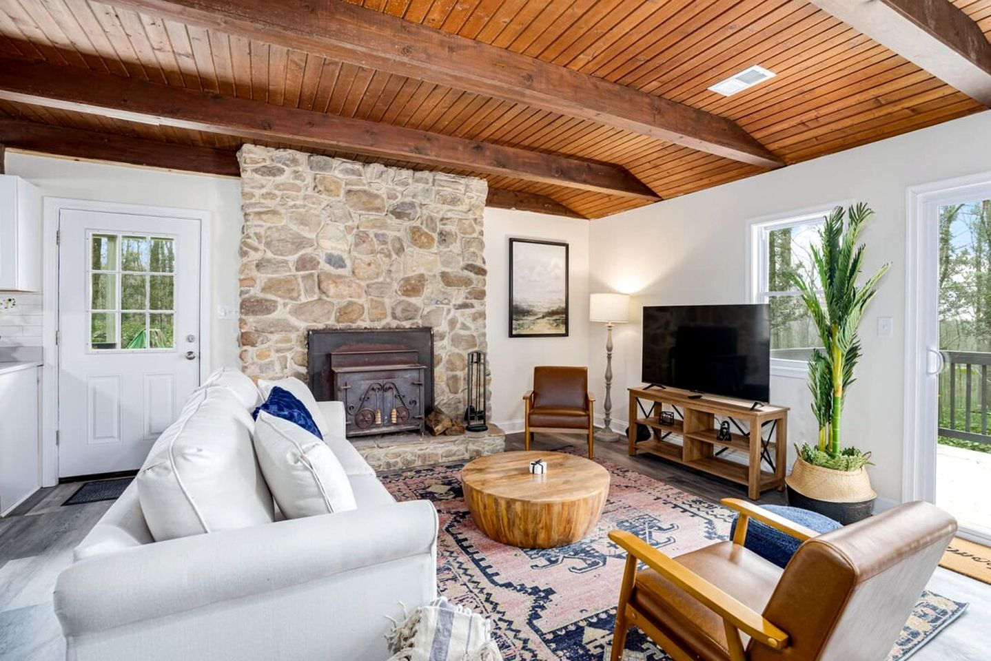 Modern Harpers Ferry Cabin w Hot Tub Deck WiFi - Harpers Ferry - Living room