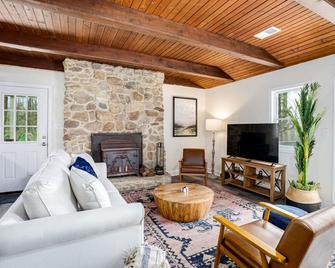 Modern Harpers Ferry Cabin w Hot Tub Deck WiFi - Harpers Ferry - Sala de estar