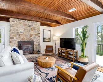 Modern Harpers Ferry Cabin w Hot Tub Deck WiFi - Harpers Ferry - Living room