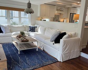 Ocean Views, Rooftop Deck, Hot Tub, New Back Deck! 3-Min Walk To Willard Beach - South Portland - Living room