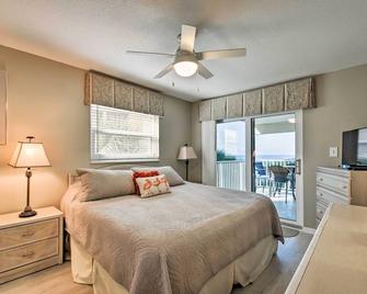 Indian Shores Condo with 2 Balconies and Pool Access! - Indian Shores - Bedroom