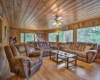 Cozy Mountain Retreat at the Base of Pikes Peak! - Cascade-Chipita Park - Living room