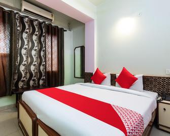 OYO 48039 Hotel Pankteera Palace - Itārsi - Habitación