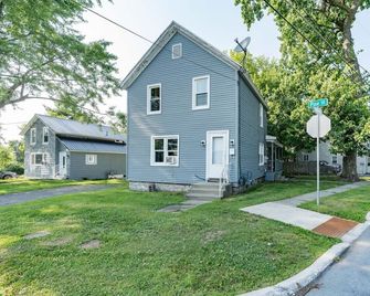 Lower Apartment on Pine Street - Watertown - Budova