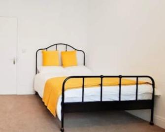 Phlox Garden - Sutton - Bedroom