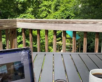 Charming 4 Bdr 3 Bath Chesapeake Beach Home 2 king beds, a queen and bunk bed - Chesapeake Beach - Balcony