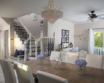 Gorgeous Beachfront Home with a pool. Water views from every direction. - Big Pine Key - Sala pranzo