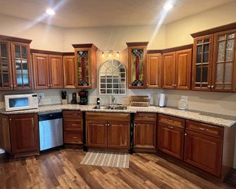 Rathbun Lake, 1.5 miles from the Lake, 2 bdrm, 2 bath sleeps 7 in Rathbun, Iowa. - Centerville - Kitchen
