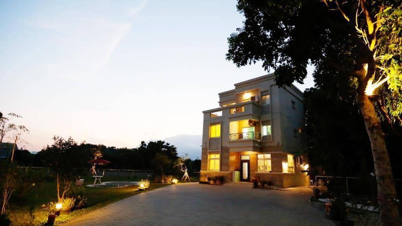 Follow Me Sweet House Bed & Breakfast