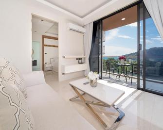 Sea & Mountain Views Apartment A602 at VV Patong - Phuket City - Balcon