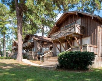 Pine Tree Cabin at Tall Timbers Retreat! Sleeps 13 - Nacogdoches - Building
