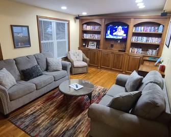 Conti's Cottage-Lake Views - Kelleys Island - Living room