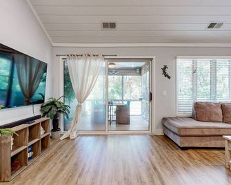 Renovated island townhome near the beach with golf course views - Hilton Head Island - Living room