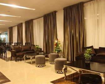 Grand Amira Hotel - Surakarta City - Lounge