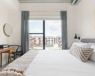 Lodgeur | 1BR loft with relaxing views | Midtown - Houston - Habitación