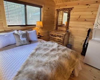 2-bedroom cabin in Warrens with AC. Access to ATV and snowmobile trails. - Warrens