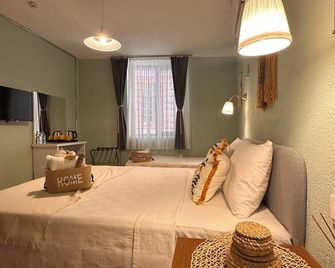 هانولي ماكارون جيست هاوس - ايفاليك - غرفة نوم