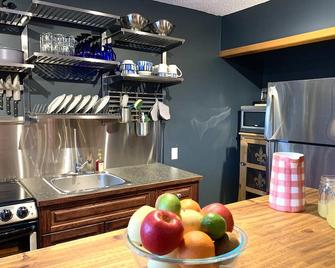 Moose Mountain Hideaway Private 2 Bedroom & Spacious Lounge - Bragg Creek - Kitchen