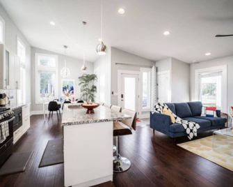 Luxury w - SoakTub- King - Backyard - Fountain Sq - Indianápolis - Cocina