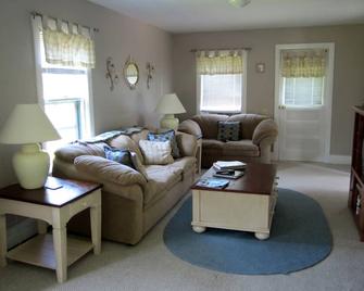 Quaint Bungalow Minutes From Downtown, Harbor, Shops - Camden - Living room