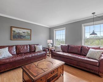New Hampshire Winter Retreat near Gunstock mountain for 10 - Gilford - Pokój dzienny