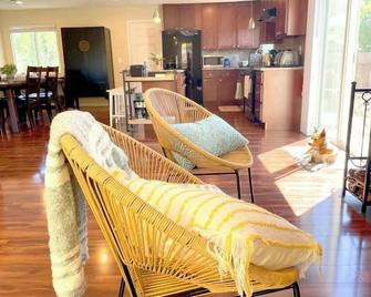 Casa Familia - 4-br modern family home w/saltwater pool & spa - Concord - Living room