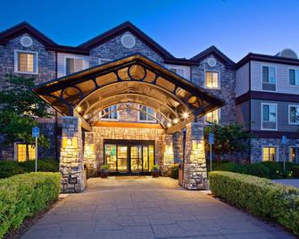 Free Breakfast. Pool & Hot Tub. Close to Napa Valley Wine Country. - Fairfield - Building