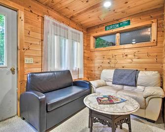 Ludlow Home with Hot Tub, Near Okemo Resort! - Ludlow - Huiskamer