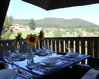 Centrally located Ferienwohung overlooking Mitteltal. - Baiersbronn - Balkon