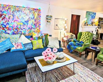 Luxe Quiet Artist Cabin in the Woods w/ Park-Like only 2M from Lake Somerville - Somerville - Sala de estar